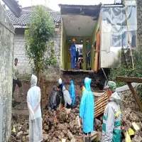 Hujan Deras Sebabkan Longsor, Satu Rumah Nyaris Ambruk