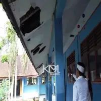 KDM Soroti Plafon Bolong dan Ruangan Gelap di SMPN 2 Jalancagak Subang