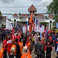Ratusan Buruh Gelar Aksi “Karawang Poek”, Blokade Jalan Utama di Depan Kantor Bupati Karawang, Berikut Tuntutnya!