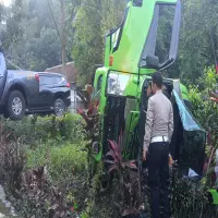 Diduga Tak Konsentrasi, Mobil Alami Kecelakaan di Jalan Raya Cijambe Subang