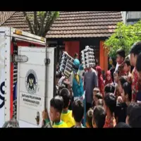 Petugas Berkostum Power Rangers Bagikan MBG di Subang, Suasana Sekolah Auto Meriah!