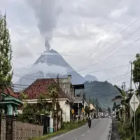 Gunung Semeru Naik ke Status Awas, Ratusan Warga Dievakuasi