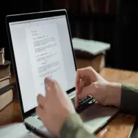 4 Website Menulis Cerpen Dibayar, Saatnya Cerita Kamu jadi Ladang Cuan!