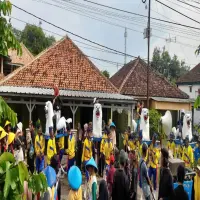 Seni Sisingaan Ramaikan Acara Ruwat Bumi di Desa Bendungan