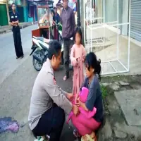 Anggota Polsek Plered di Purwakarta Bantu Proses Persalinan Warga di Pinggir Jalan