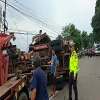 Lagi dan Lagi Kecelakaan di Cijambe Subang, Dump Truk Bermuatan Batu Hilang Kendali