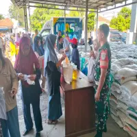 Pemdes Cibogo Salurkan Bantuan Pangan dan Minyak Goreng Untuk 851 KPM