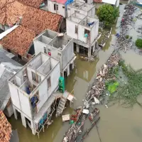 Proyek Pembangunan Rumah Panggung Dedi Mulyadi di Karawang Terendam Banjir