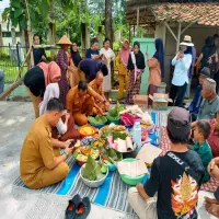 Jalan Leucir, Warga Keresek Tua di SUbang Syukuran Tumpeng