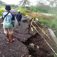 Hujan Deras Picu Jalan Bantarsari–Cirangkong di Subang Ambrol, Menghambat Mobilitas Warga