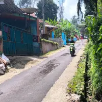 Jalan Cigintung Desa Sarireja di Subang Rusak Hanya 2 Bulan Setelah Dihotmix