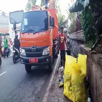 DLH Purwakarta Tambah Rute Pengangkutan Sampah di Kawasan Rawan Banjir