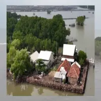 Fenomena Abrasi dan Rob di Desa Mayangan Subang: Perjuangan Nelayan Bertahan dari Pasang Laut