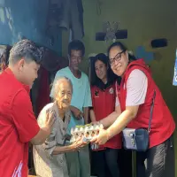 Peringati Hari Ibu, Yayasan Adityarini Napitupulu Peduli Bersama Taruna Merah Putih Subang Bagikan Sembako untuk Ibu Tangguh