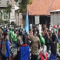 Oknum Buruh Diduga Aniaya Ojol saat Aksi Unjuk Rasa di Purwakarta
