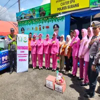 Apresiasi Kinerja, Bhayangkari Polres Subang Berikan Bingkisan kepada Petugas Operasi Nataru