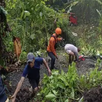 Mobil Truk Terperosok ke Jurang di Dekat Kantor Desa Bojongloa Subang