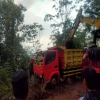 Mobil Dump Truck yang Terperosok di Dekat Kantor Desa Bojongloa Sudah Dievakuasi