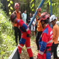 Damkar Subang Berhasil Evakuasi Lansia yang Terperosok ke Sumur Tua di Dawuan