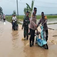 Polres Subang Salurkan Bantuan dan Data Dampak Banjir Sungai Ciasem
