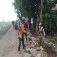 Warga Bareng Babinsa AD Bangun TPT Jalan Desa Curugrega di Subang