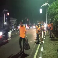 Usai Perayaan Tahun Baru, Petugas Kebersihan DLH di Purwakarta Jaga Kota Tetap Bersih