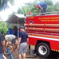 Bantu Warga Bersihkan Gorong-gorong, Warga Ponjay Apresiasi Damkar Purwakarta