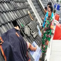 Seorang Pria Tewas Mengenaskan Karena Tersengat Listrik saat Perbaiki Atap Rumah di Purwakarta