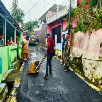 Babinsa AD di Subang Bersama Warga Gotong Royong Bangun Jalan