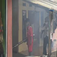 Pemcam Pagaden dan Puskesmas Lakukan Fogging di Desa Sukamulya