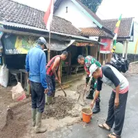 Kerja Bakti, Warga Desa Cipancar di Subang bersama Babinsa AD Perbaiki Gorong-Gorong