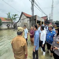Gibran Kunjungi Lokasi Banjir di Karawang, Fokuskan Penanganan pada Kesehatan Warga