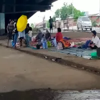 Warga Desa Mulyasari Mulai Mengungsi di Fly Over Pamanukan, Tinggi Air Mencapai 1 Meter