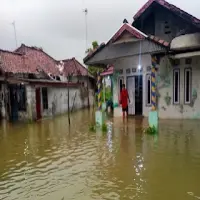 Diterjang Banjir, Warga Desa Patimban di Subang Bertahan di Rumah