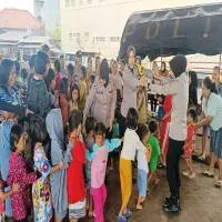 Polwan Pulihkan Trauma Anak, Hibur Anak-Anak Korban Banjir di Flyover Pamanukan