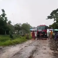 Jalan Rusak, Emak-Emak Cegat Kendaraan Proyek Patimban Subang
