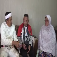 Melayat Dua Polisi Gugur, KDM Janjikan Biayai Pendidikan Anak Korban