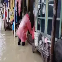 Penyaluran Bantuan Banjir Dinilai Tak Adil, Warga Bertahan di Rumah Terabaikan