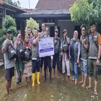 Astra HO dan AFFCO Purwasuka Peduli Banjir Karawang, Salurkan Donasi, Sembako hingga Sepatu Bot