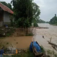 Tanggul Tak Mampu Menahan Arus, Air Sungai Cipunagara Meluap Rendam Permukiman Pamanukan