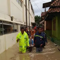 Kapolsek Pamanukan Evakuasi Lansia Penderita Stroke yang Terjebak Banjir
