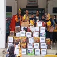 Camat Kasomalang Salurkan Bantuan Hasil Rereongan untuk Korban Banjir di Pantura Subang