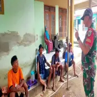 Babinsa Desa Padamulya Edukasi Warga, Tingkatkan Kewaspadaan Banjir