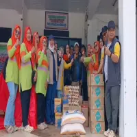 DLH Subang Salurkan Bantuan untuk Korban Banjir Pamanukan
