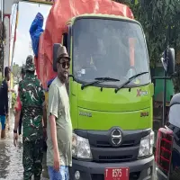 Pastikan Kebutuhan Terpenuhi, Koramil Pusakanagara Bagikan Bantuan bagi Warga Terdampak Banjir di Subang