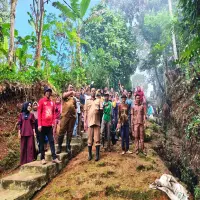 Semangat Gotong Royong Jaga Kebersihan, Camat Kasomalang di Subang Kerja Bakti di Kampung Tenjolaya