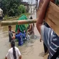 Pemakaman Warga Dusun Langgensari Terpaksa Gunakan Rakit Bambu di Tengah Banjir Setinggi 1,5 Meter