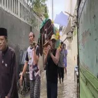Melawan Banjir 1,5 Meter, Warga Langgensari Antar Jenazah dengan Rakit Darurat