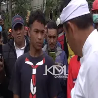 Kepada Dedi Mulyadi, Anak Korban Longsor Ungkap Ayahnya Ditemukan Masih Berselimut