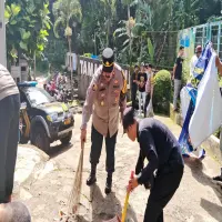 Jaga Kebersihan, Kapolsek Bojong Ajak Warga di Purwakarta Kelola Sampah di Kawasan Wisata